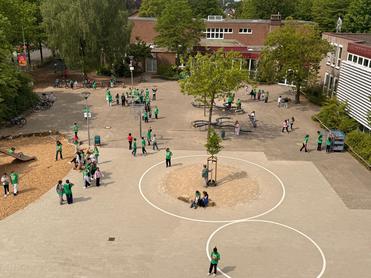 Schülerinnen und Schüler auf dem Schulhof der Grundschule Blankenhagen