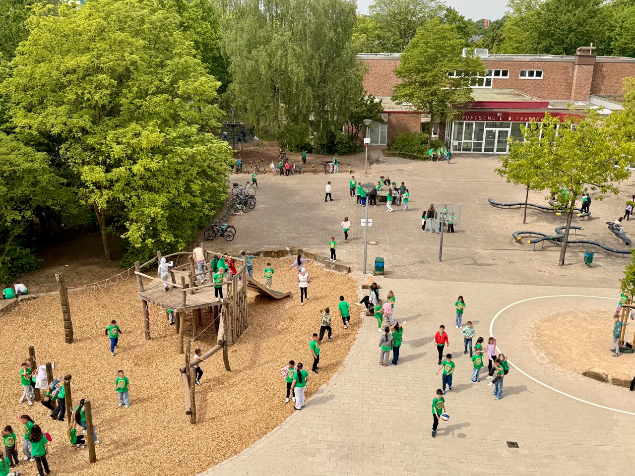 Schülerinnen und Schüler auf dem Schulhof der Grundschule Blankenhagen