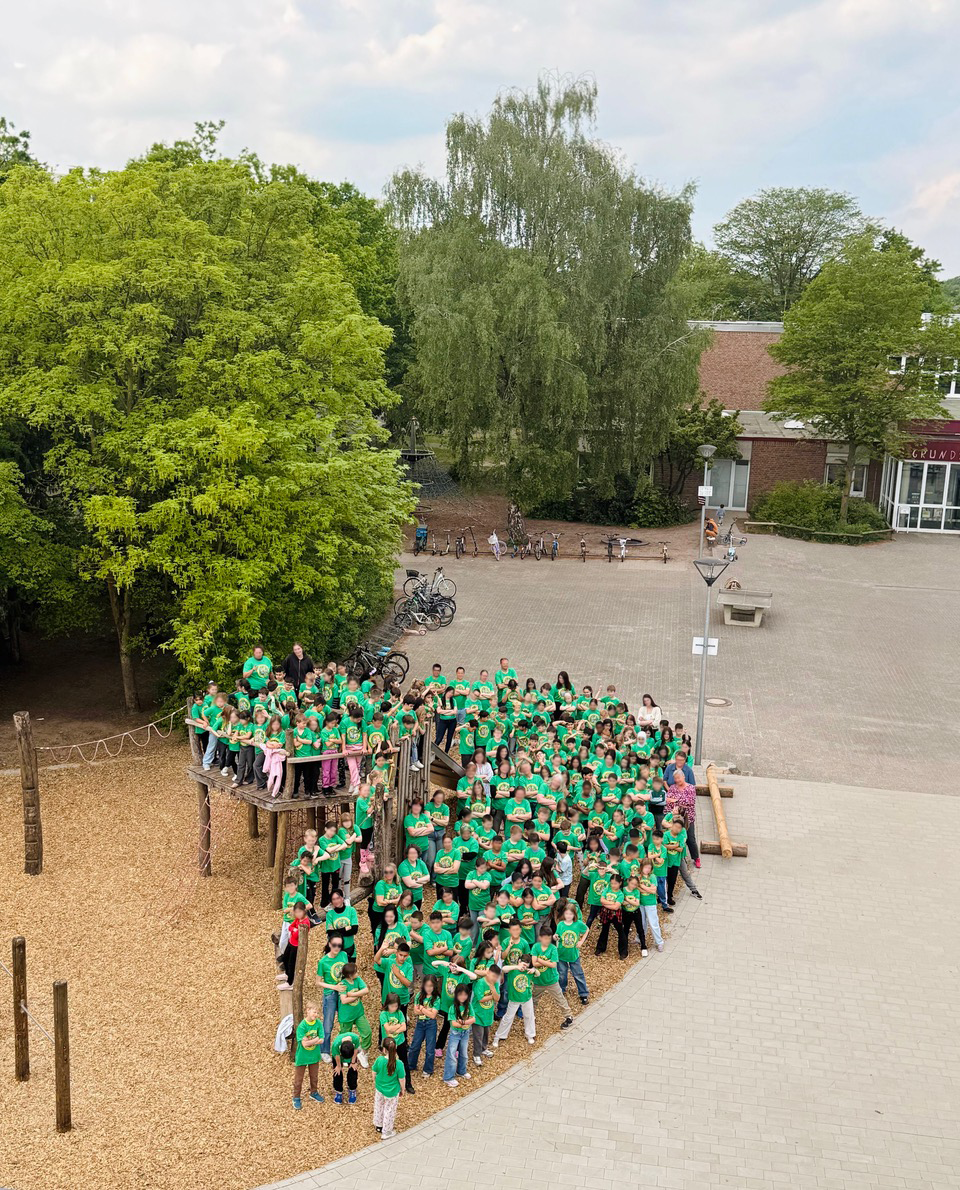Schülerinnen und Schüler auf dem Schulhof der Grundschule Blankenhagen