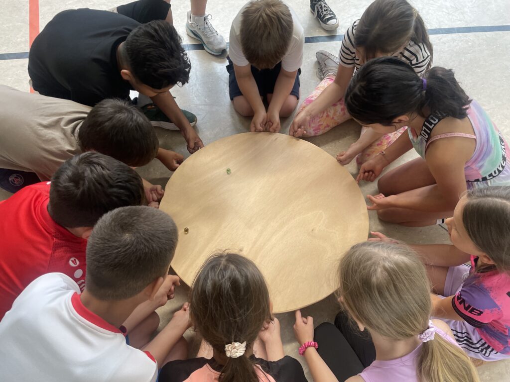 Das Spiel „Murmel-Platte“