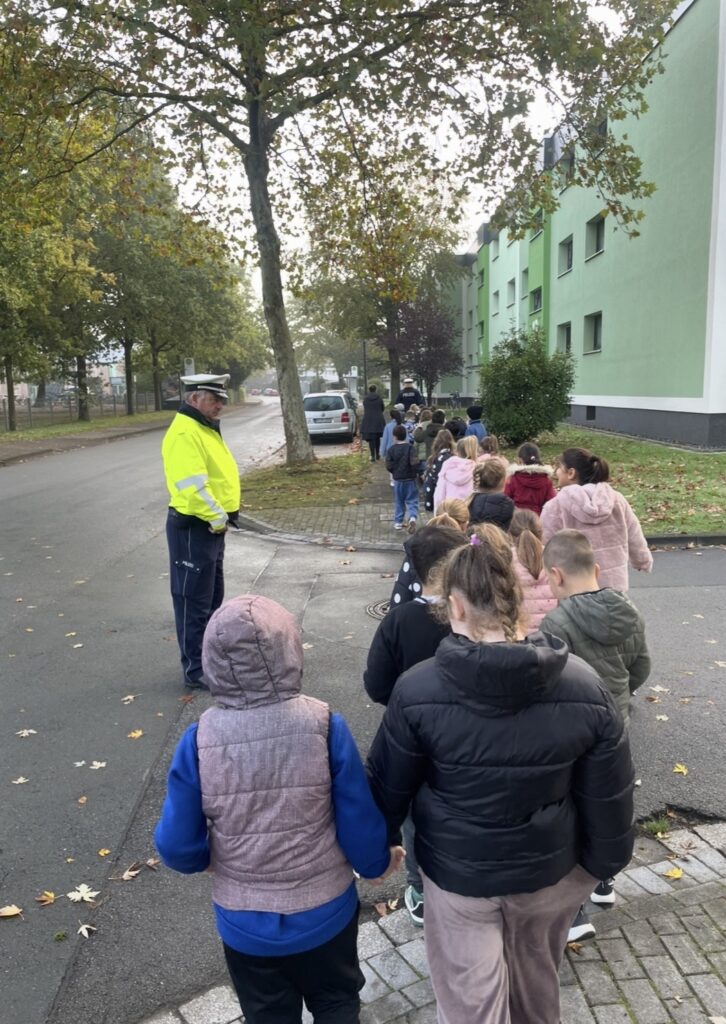 Sicher über die Straße – Die Polizei war zu Besuch!